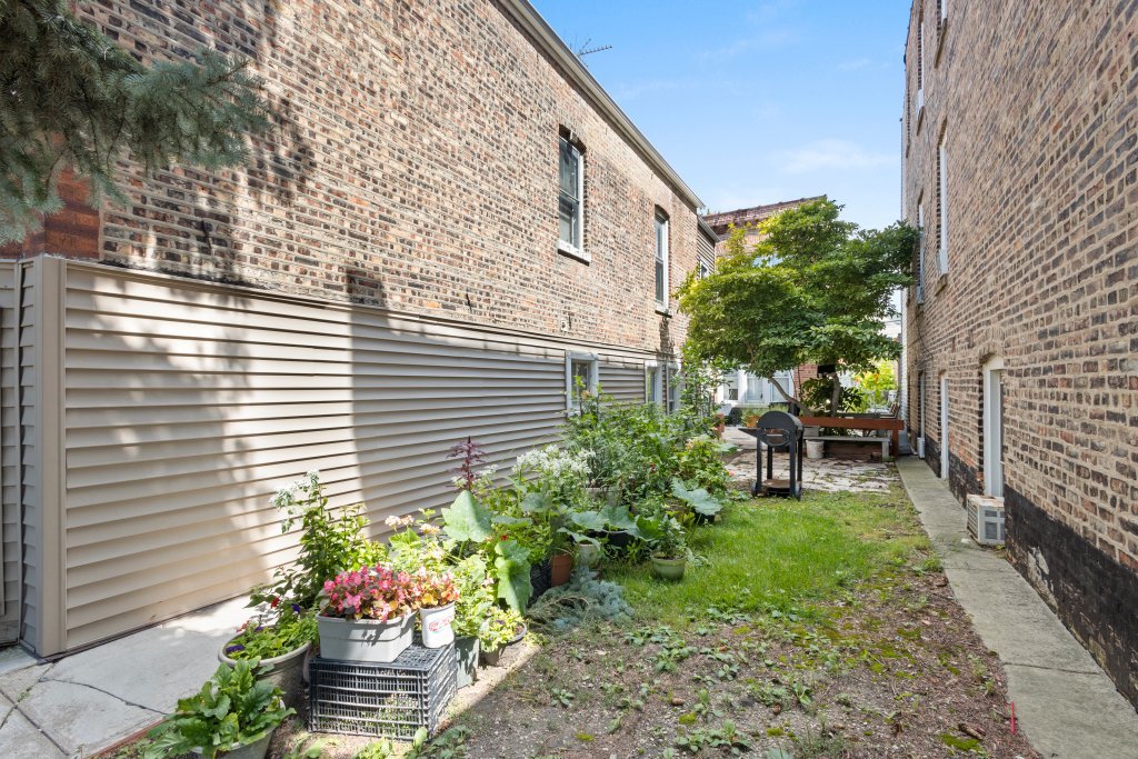 2711 S Hamlin Avenue Property Photo 13