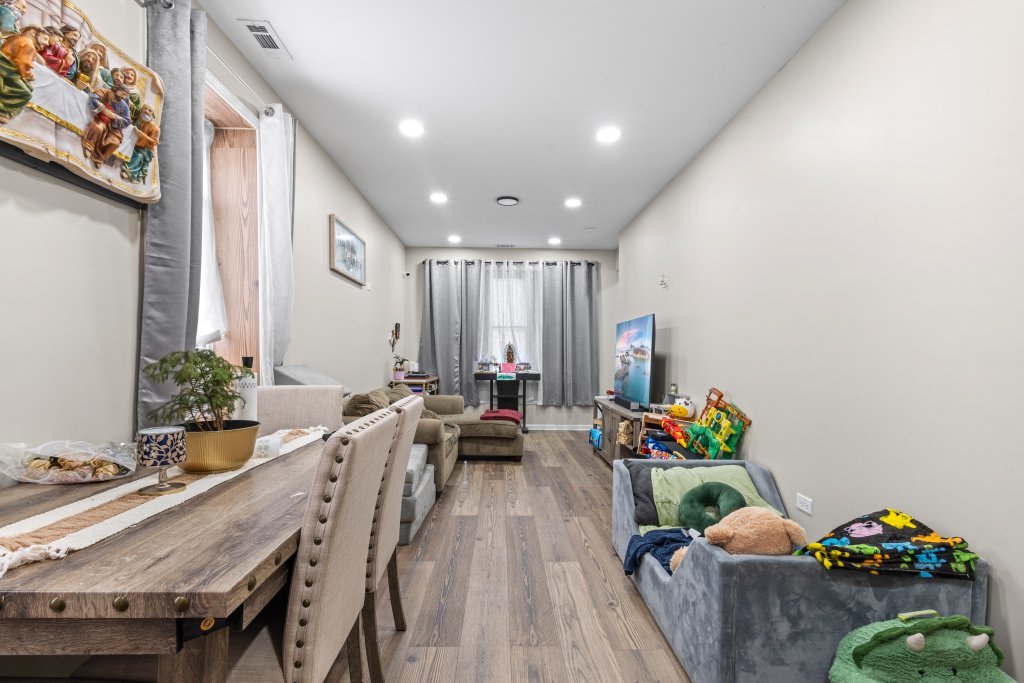 2711 S Hamlin Avenue Property Photo 65