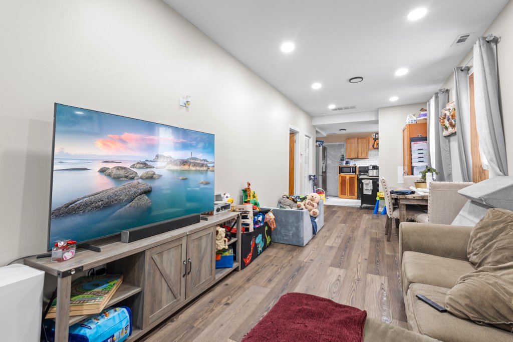 2711 S Hamlin Avenue Property Photo 66