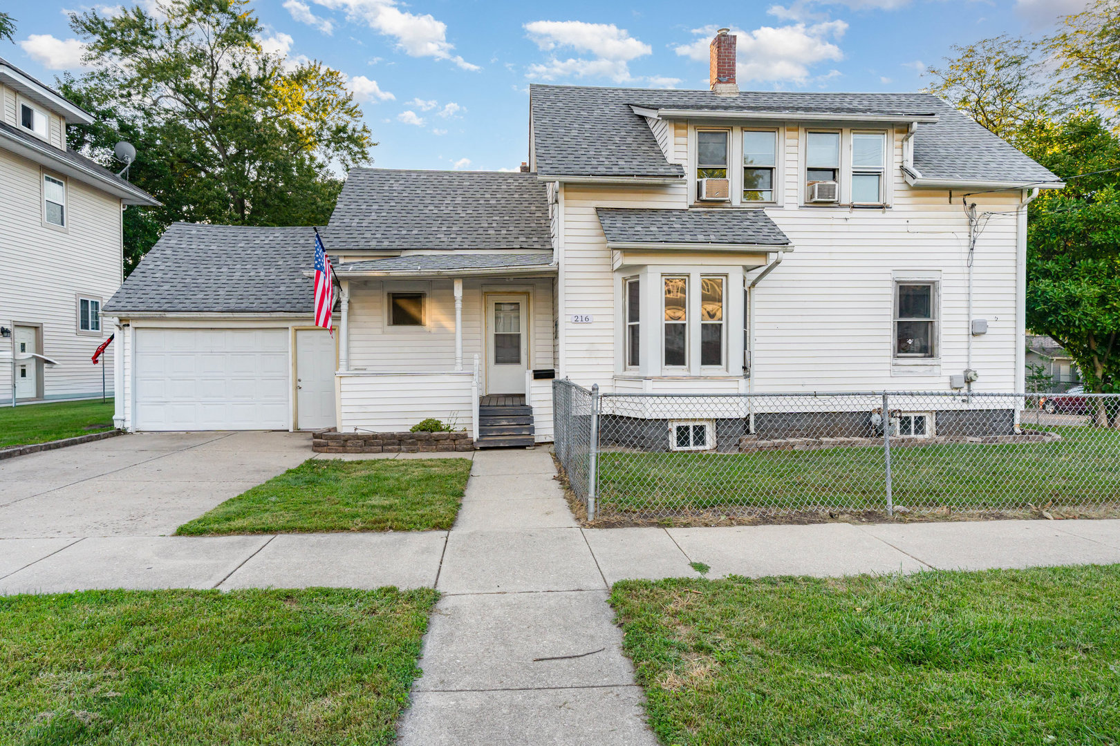 216 N May Street Property Photo 1