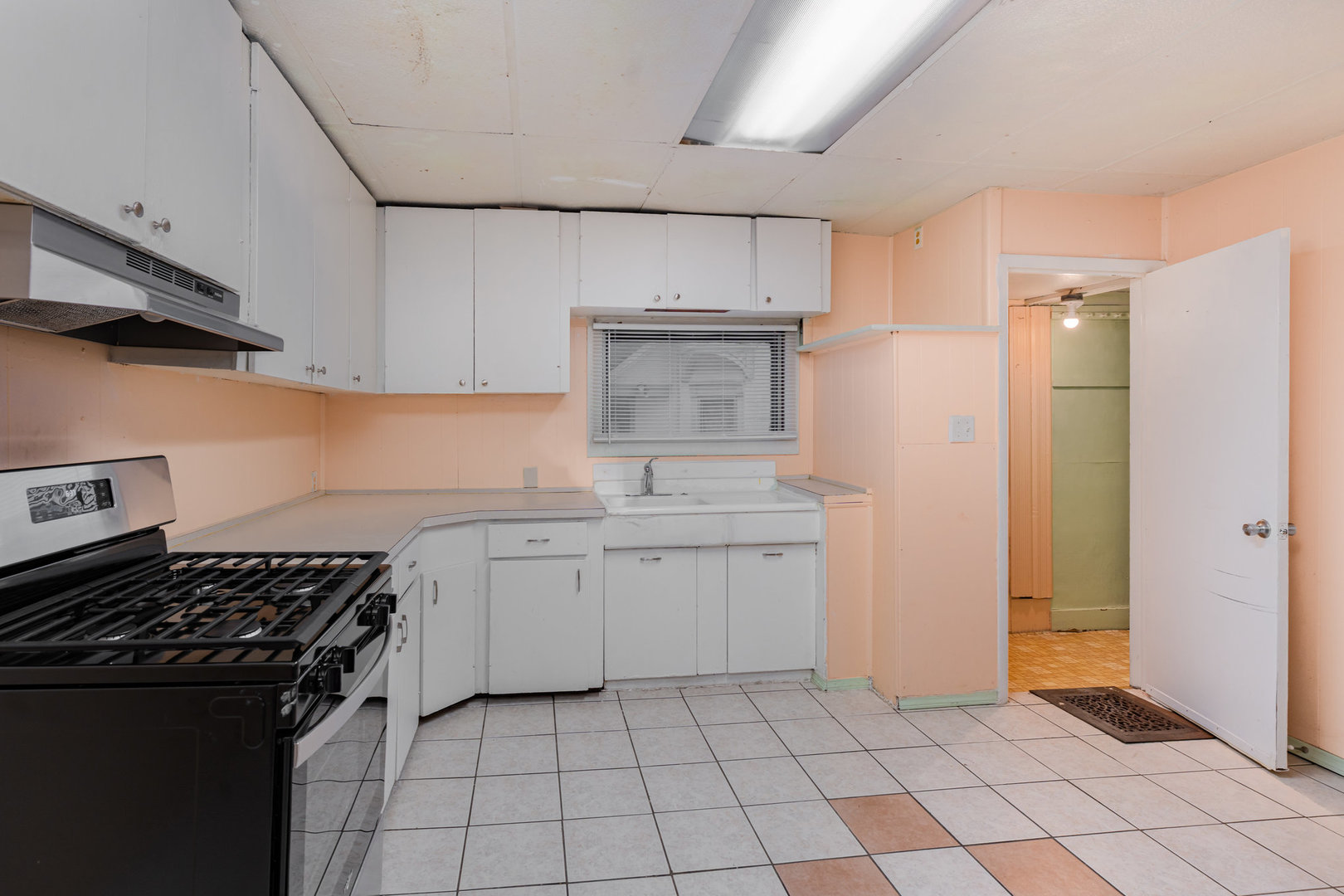 216 N May Street Property Photo 5