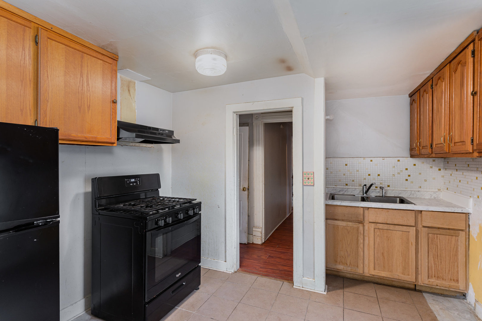 216 N May Street Property Photo 9