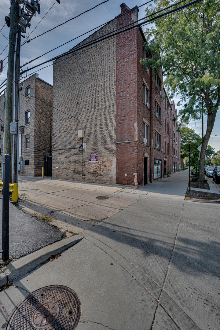 2415 W Pratt Boulevard C1 Property Photo 2