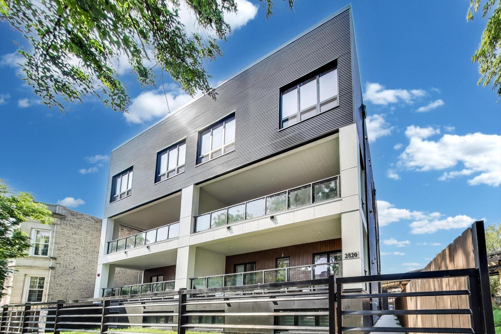 2820 W Lyndale Street 2N Property Photo 1