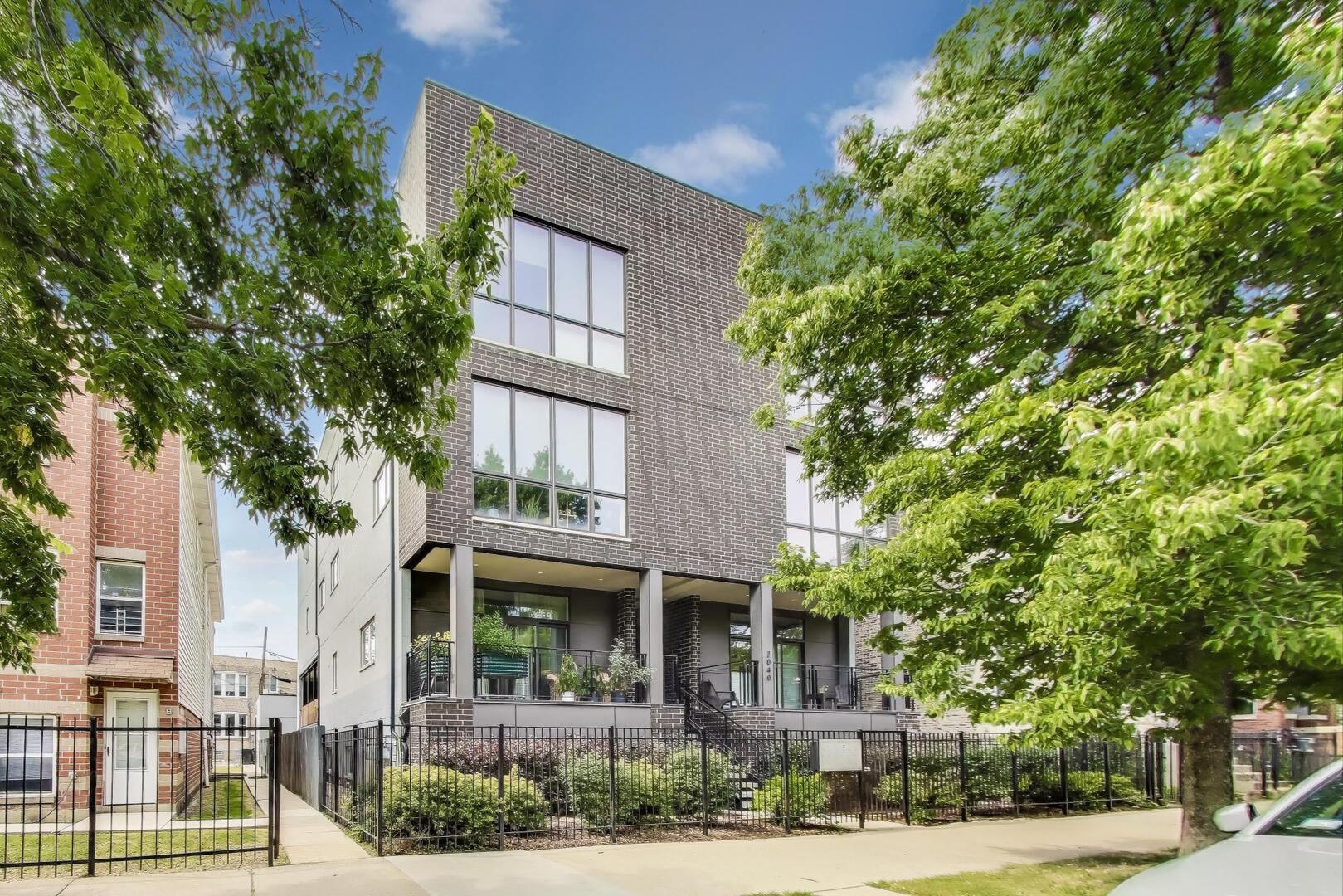 2040 N Kedzie Avenue 2N Property Photo 1