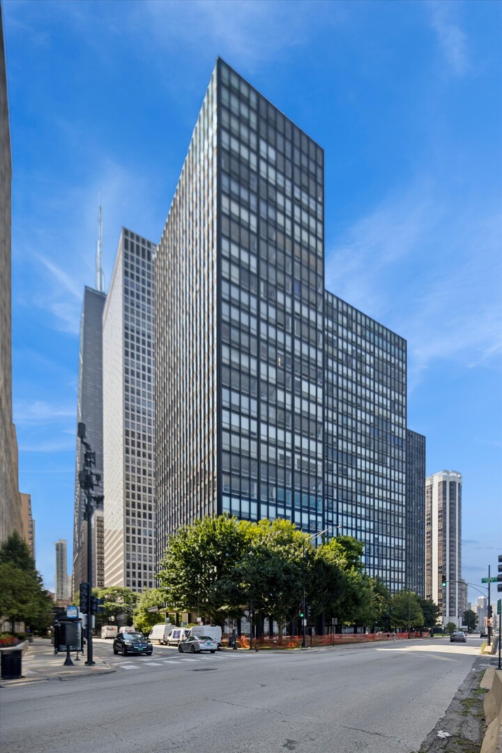 860 N Lake Shore Drive 8m Property Photo 1