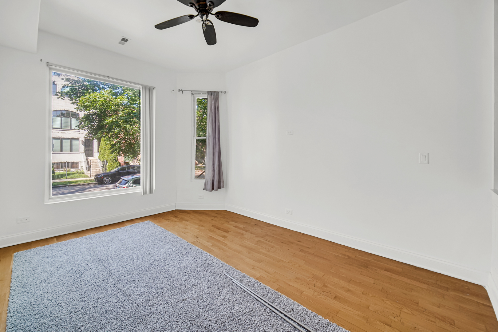 4743 S Champlain Avenue Property Photo 4