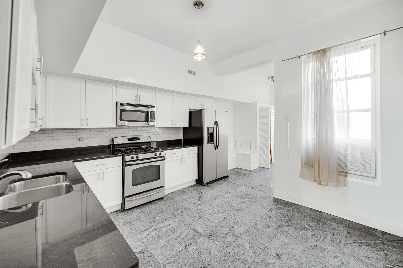 4743 S Champlain Avenue Property Photo 8