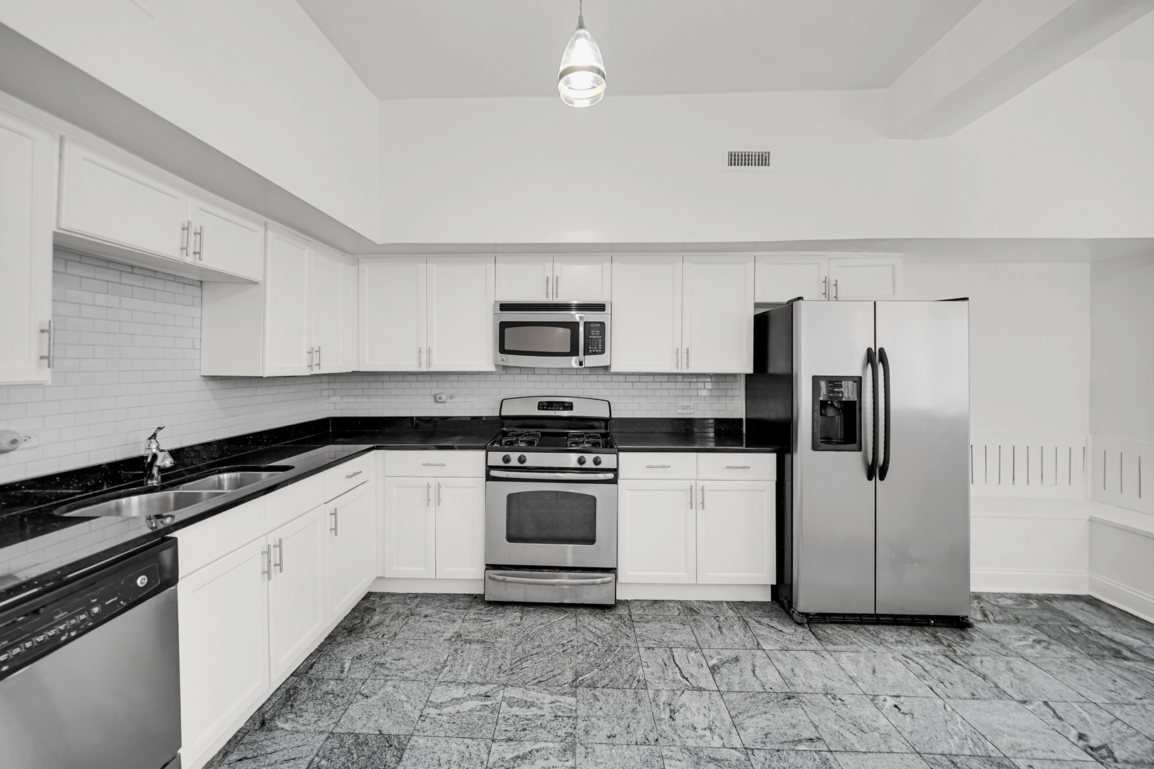 4743 S Champlain Avenue Property Photo 9