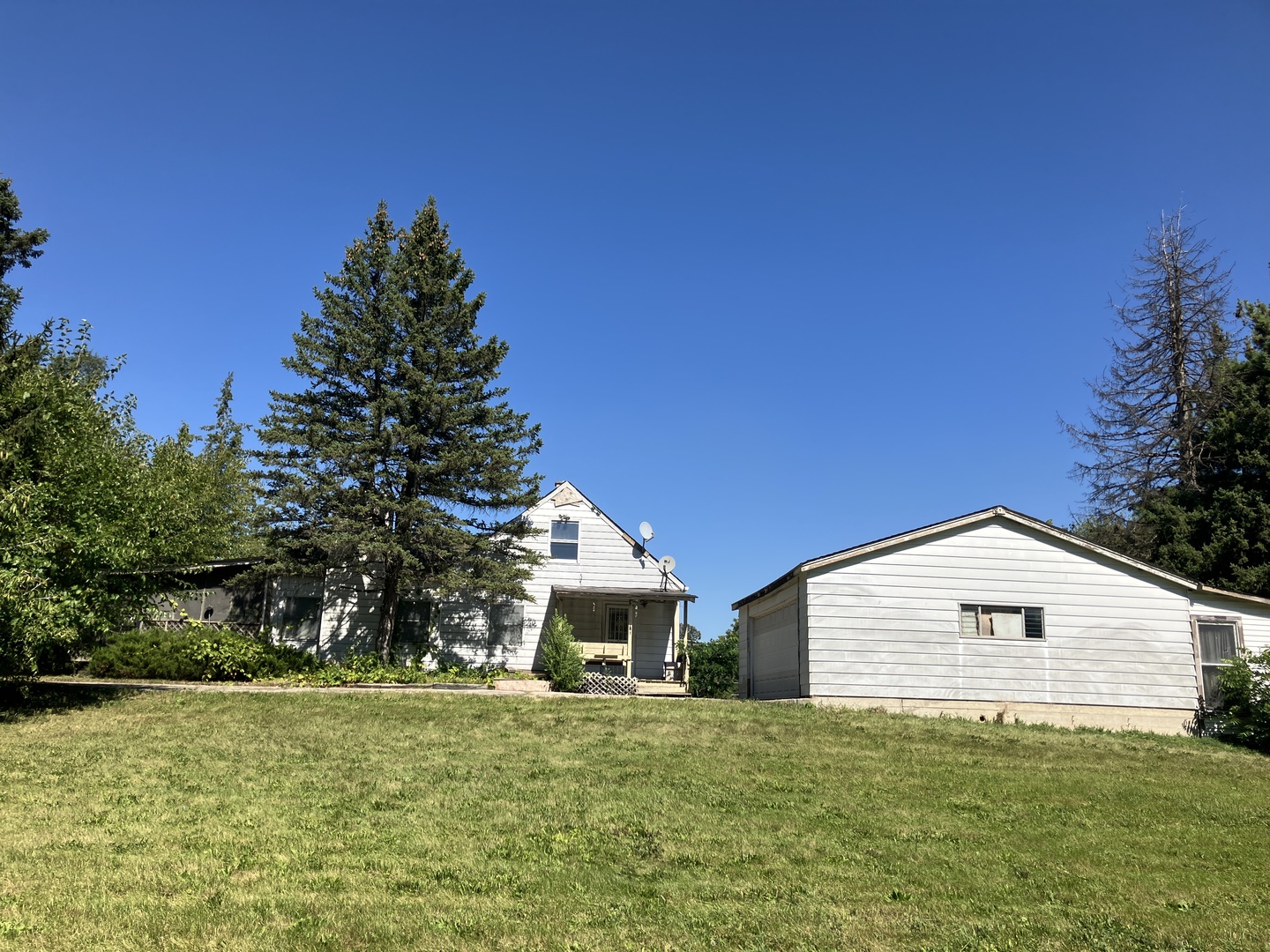 24w459 Lawrence Avenue Property Photo 2