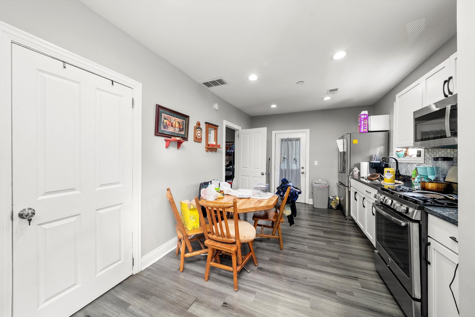 8543 S Burley Avenue Property Photo 10