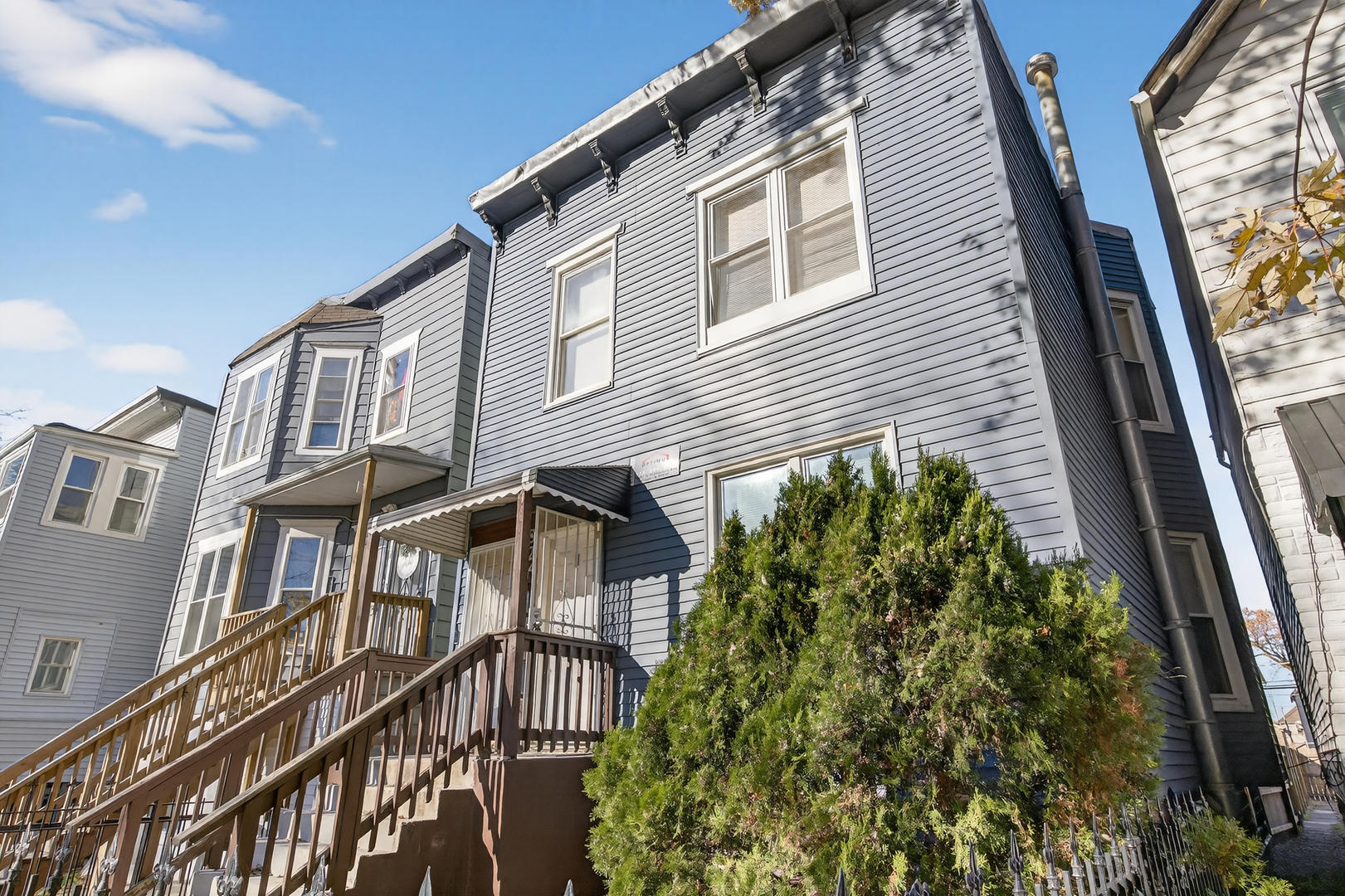 824 E 89th Place Property Photo 3