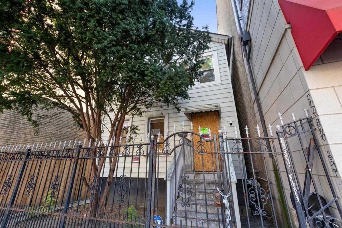 1921 W Chicago Avenue Property Photo 1