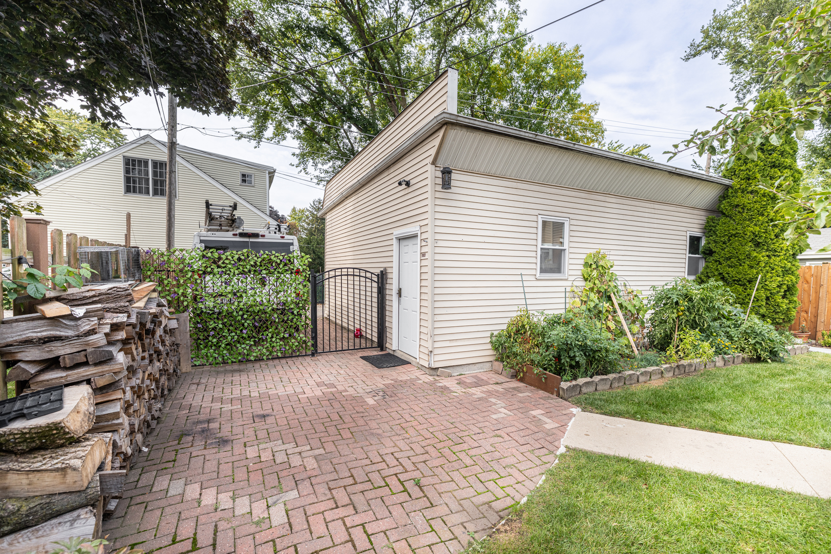 8708 Central Avenue Property Photo 10