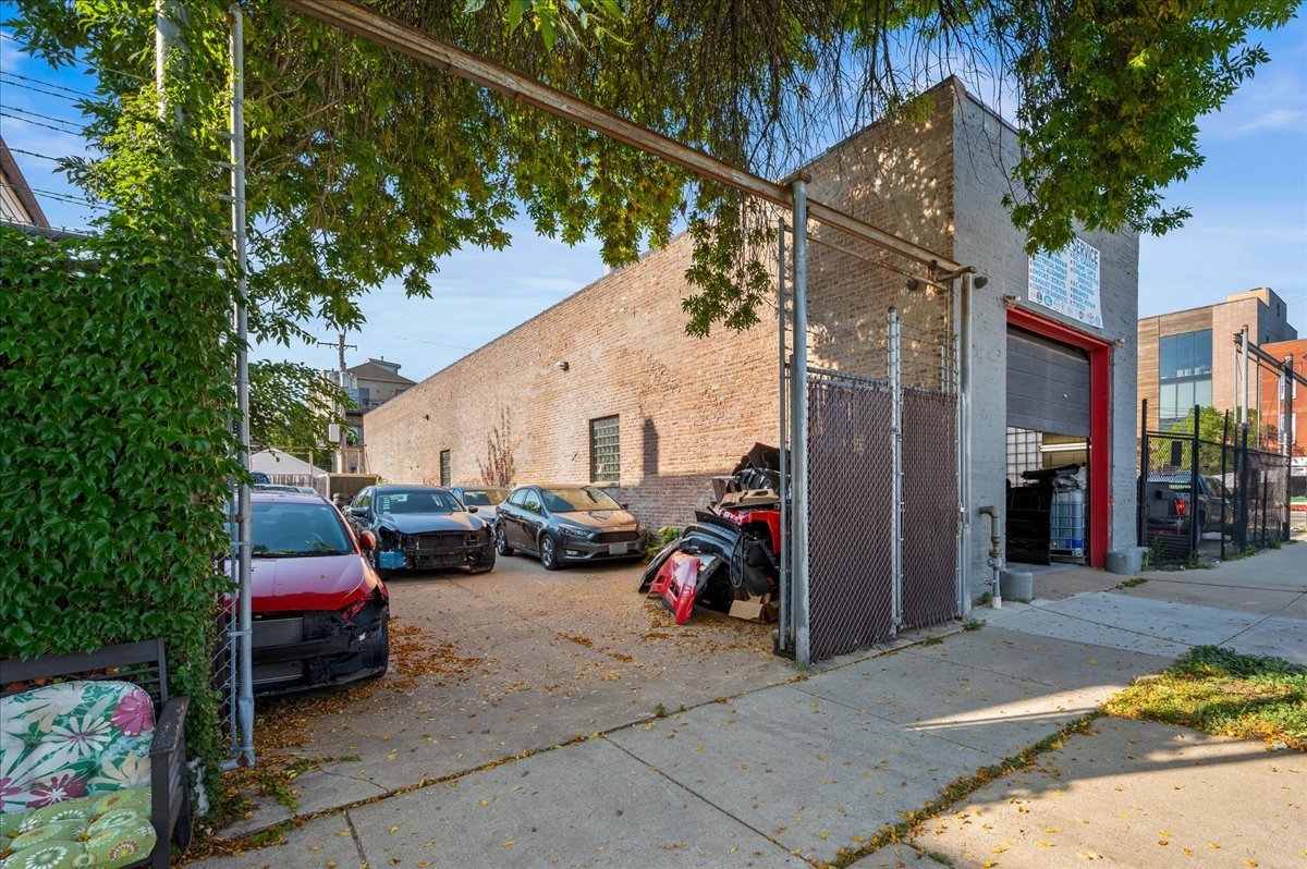 629 N Ashland Avenue Property Photo 8