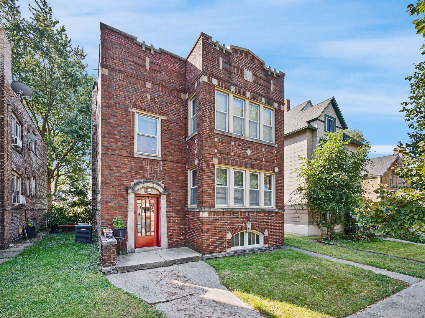 2529 Collins Street Property Photo 1