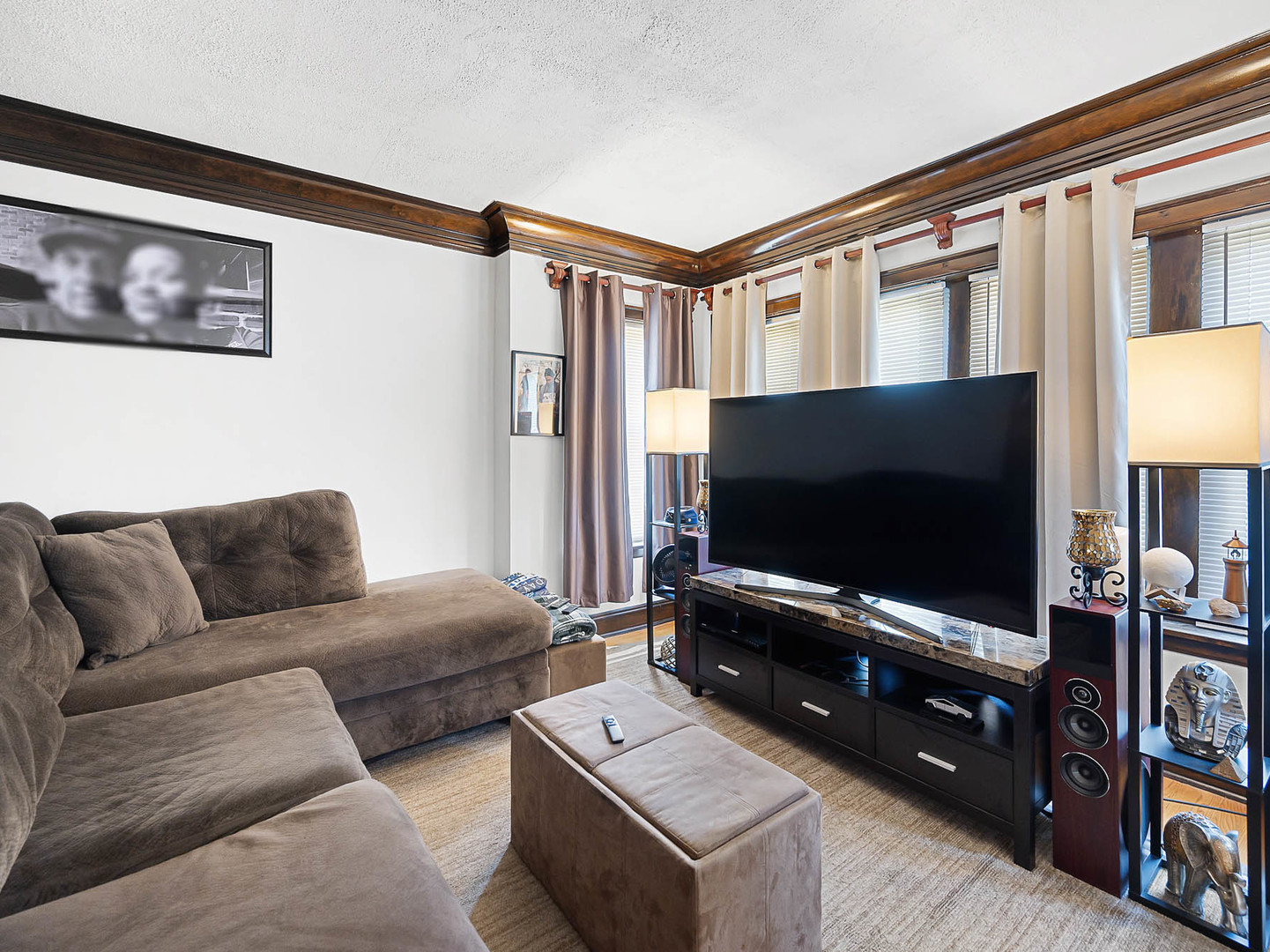 2529 Collins Street Property Photo 2