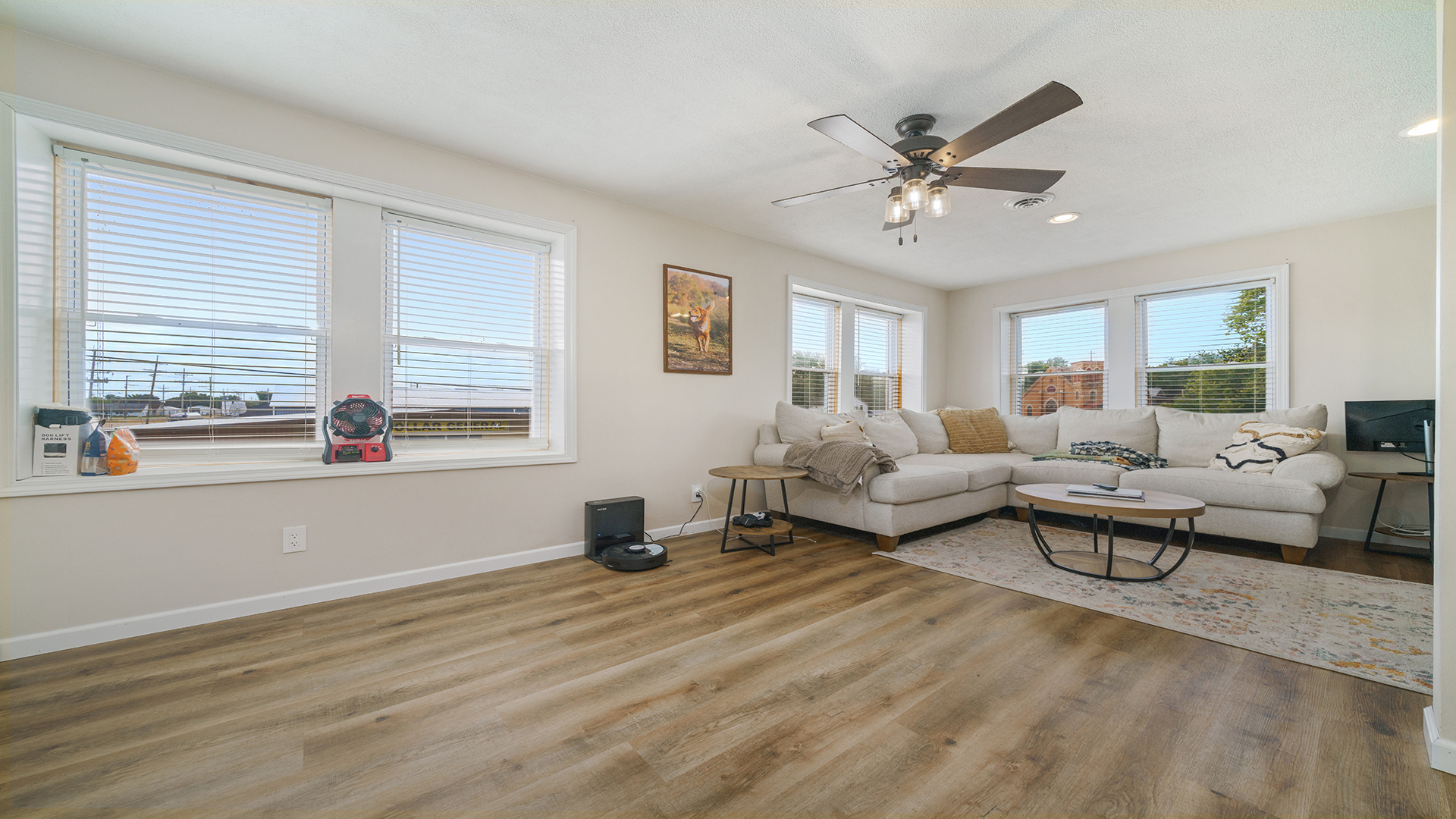 110 E Dixon Street Property Photo 6