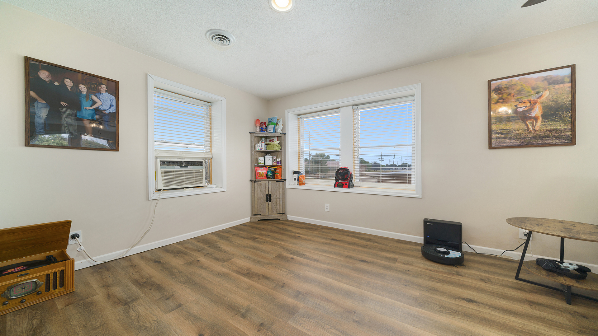 110 E Dixon Street Property Photo 7