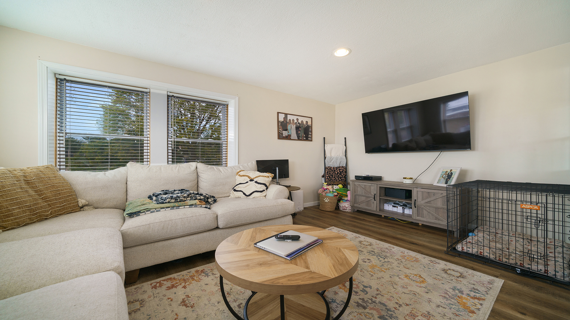 110 E Dixon Street Property Photo 8