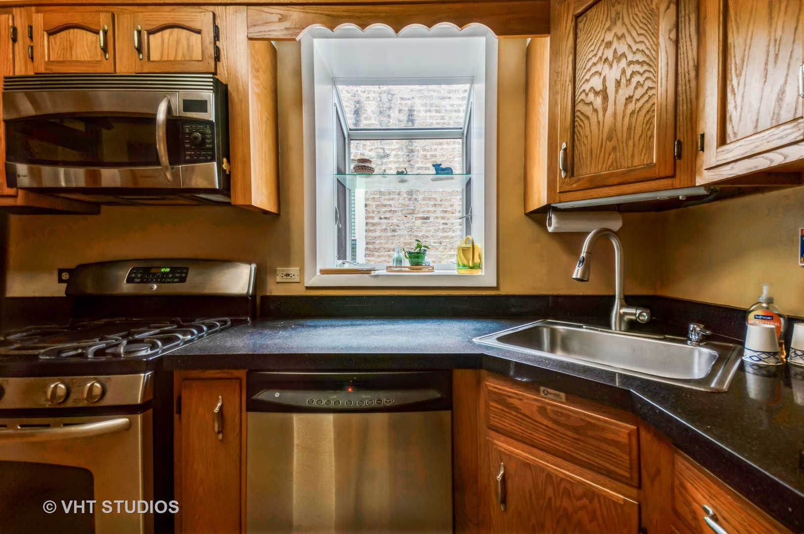 2302 W Addison Street Property Photo 7