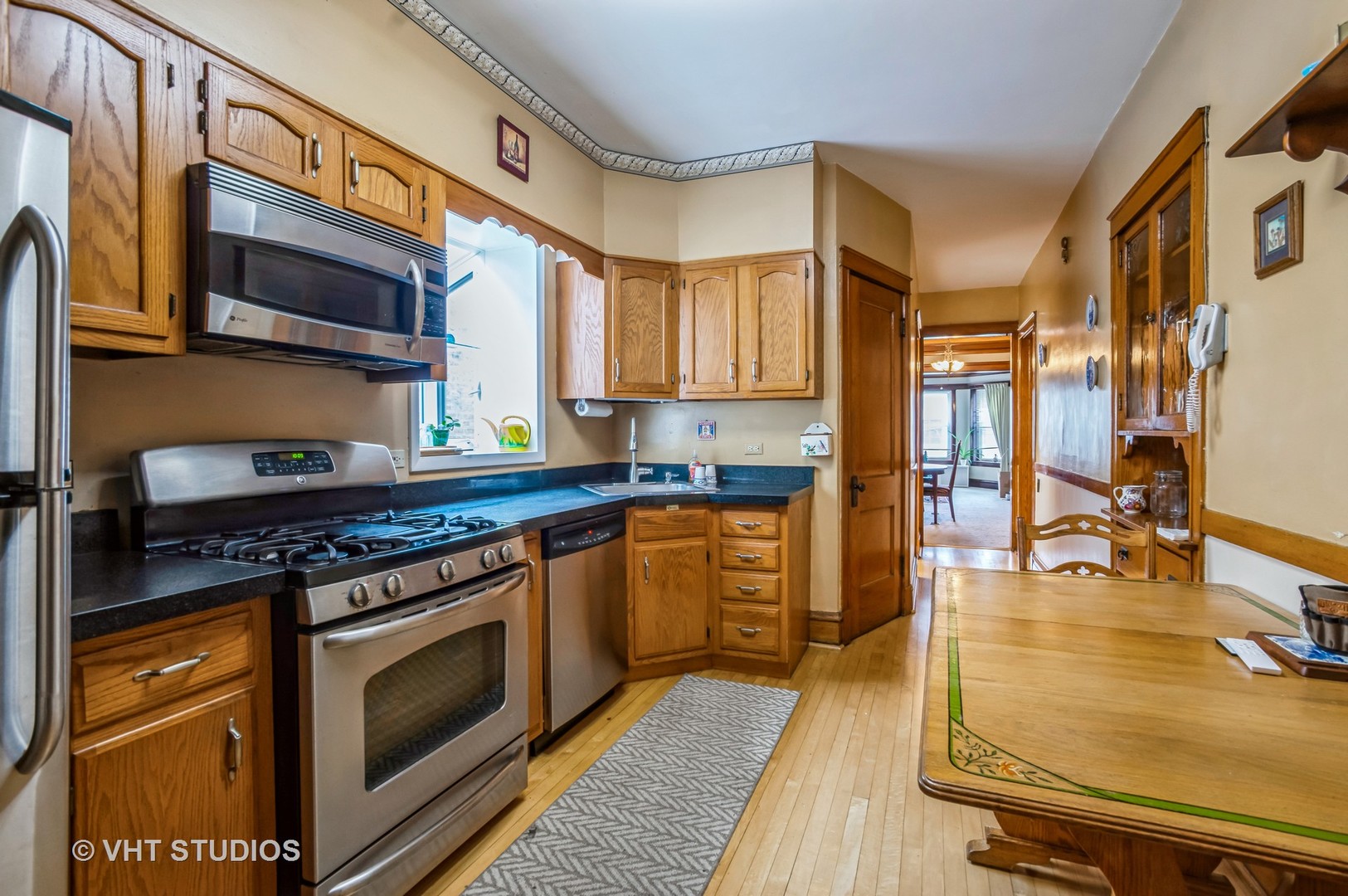 2302 W Addison Street Property Photo 8