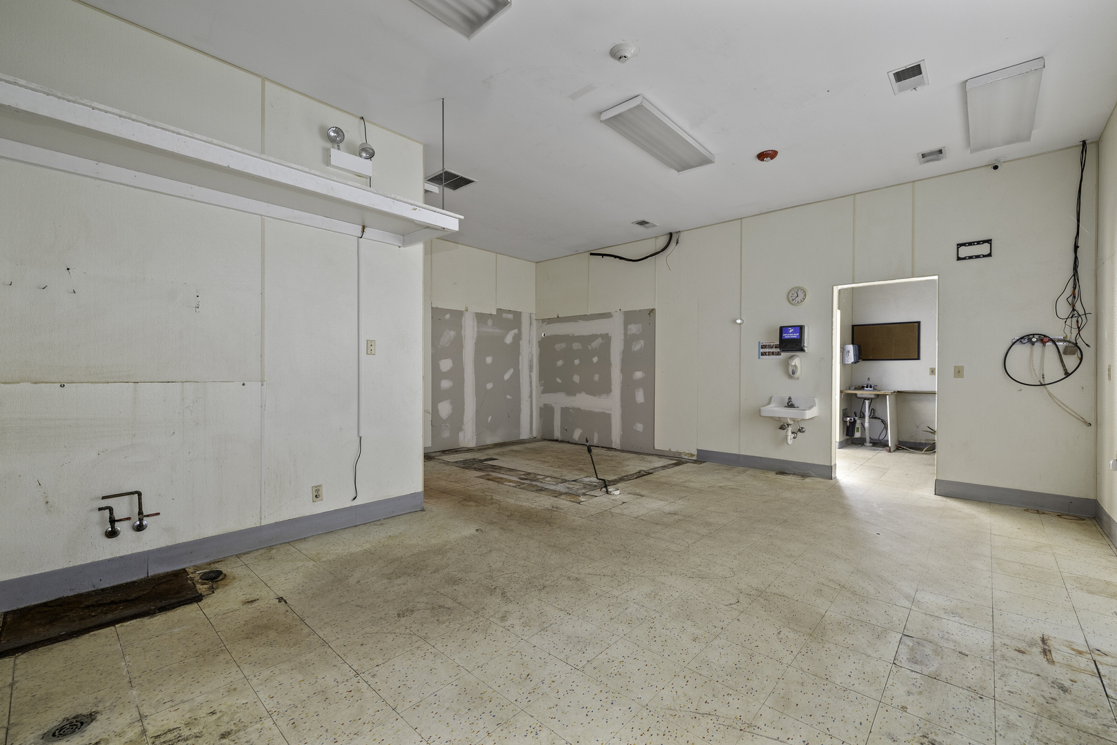 2450 N Us Highway 12 N Property Photo 13
