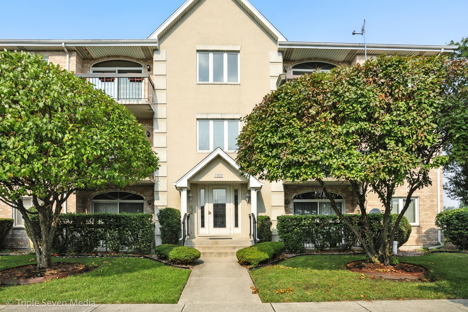 7900 Nagle Avenue 3s Property Photo 1