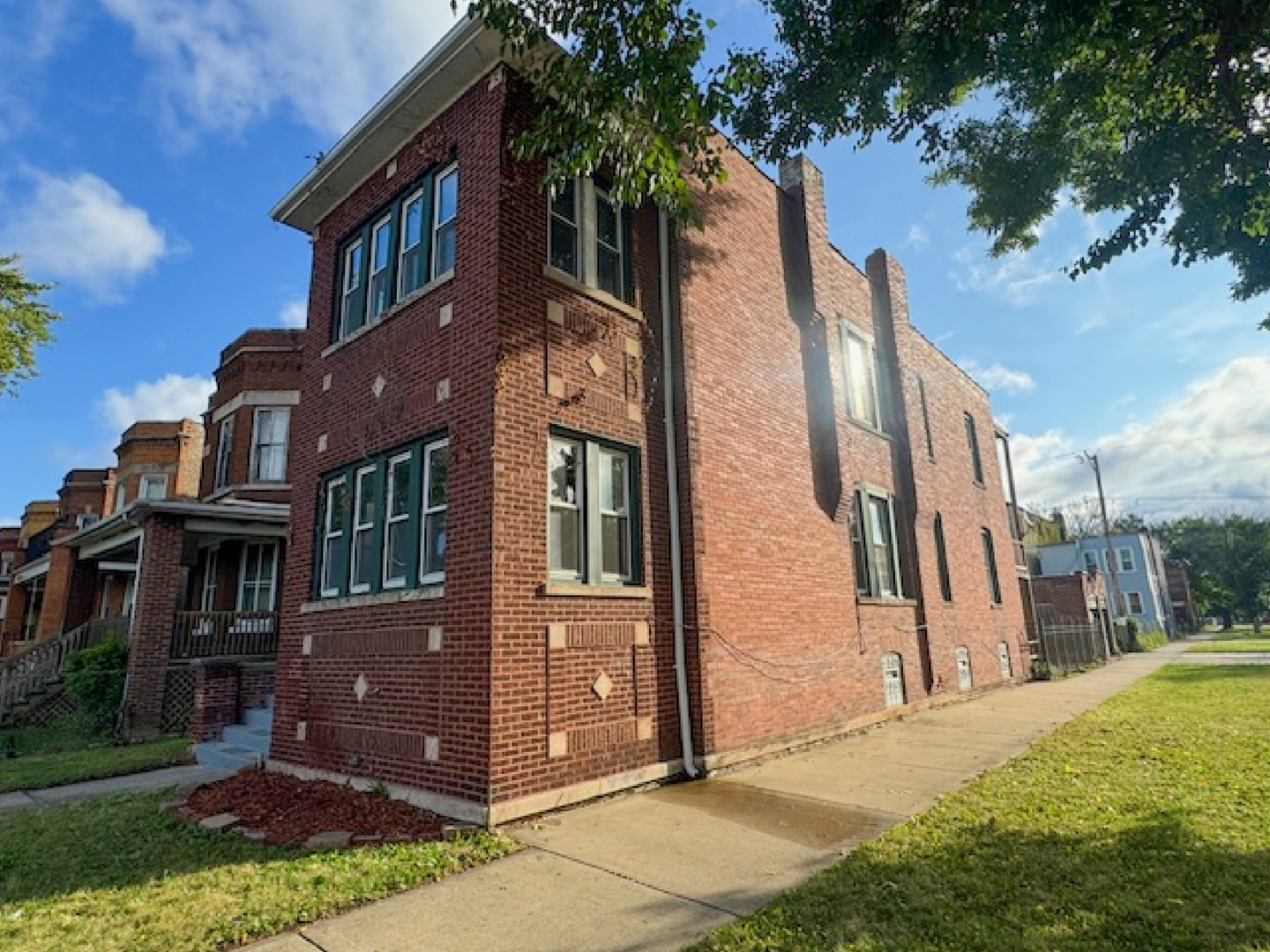 201 N Lamon Avenue Property Photo 3