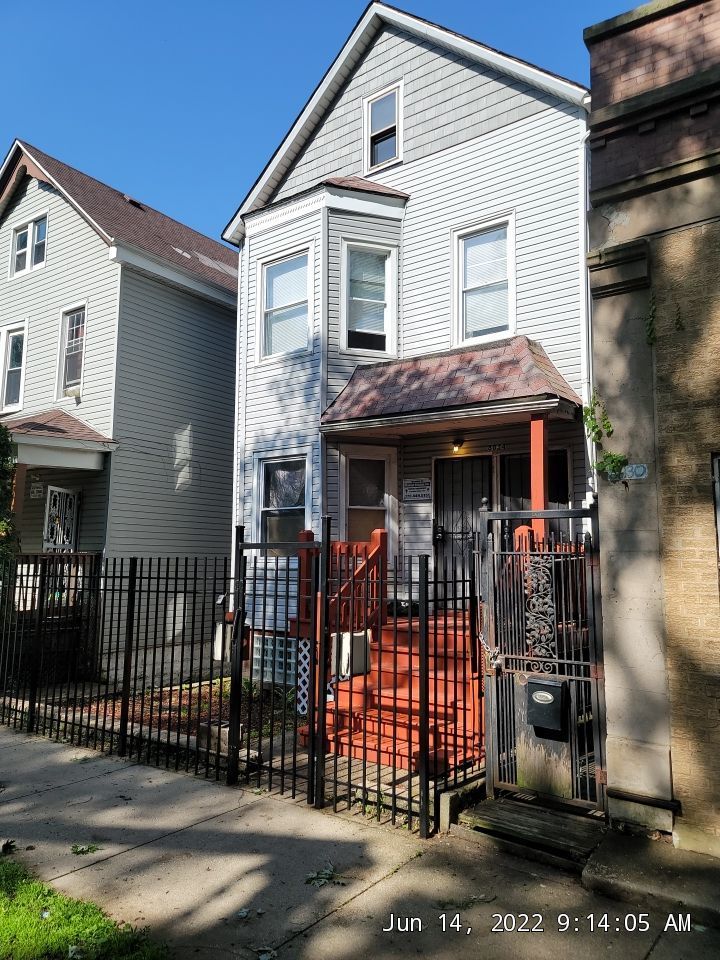 8834 S Exchange Avenue Property Photo 3