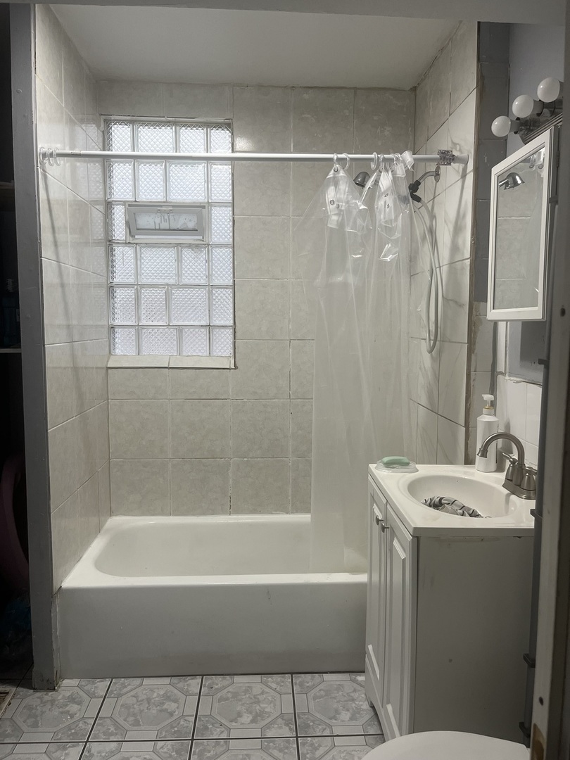 8834 S Exchange Avenue Property Photo 6