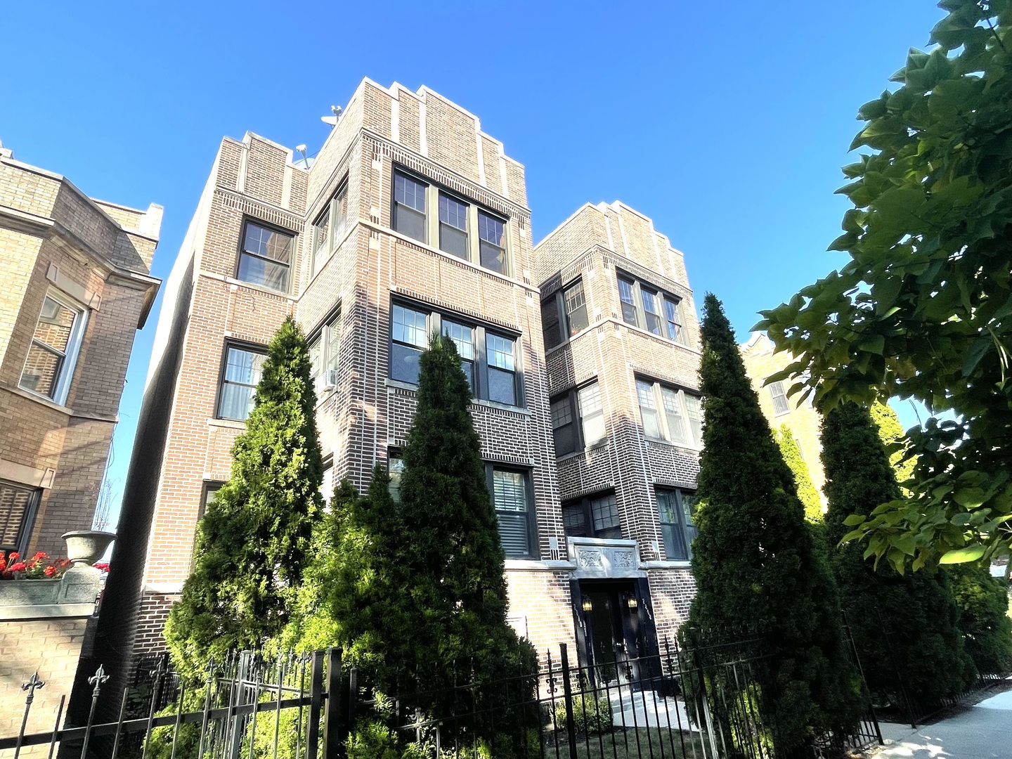 2810 W Logan Boulevard 3W Property Photo 1