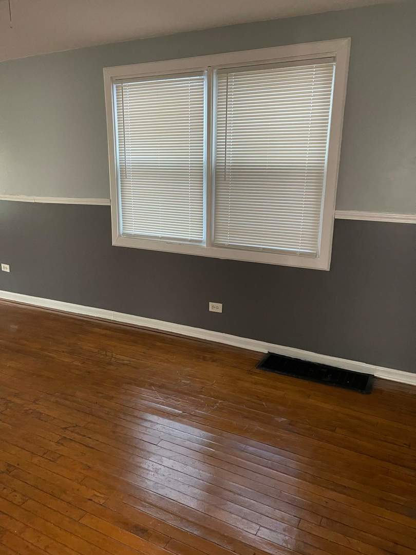 8112 S Escanaba Avenue Property Photo 3