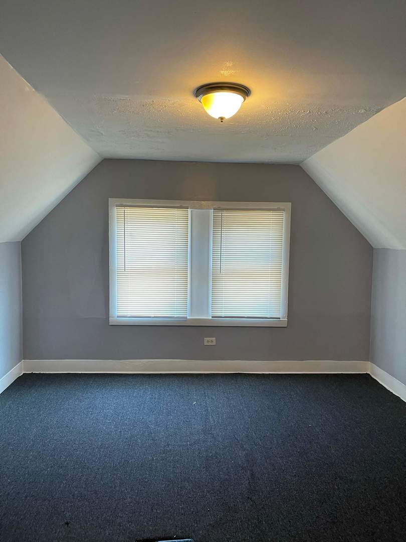 8112 S Escanaba Avenue Property Photo 6