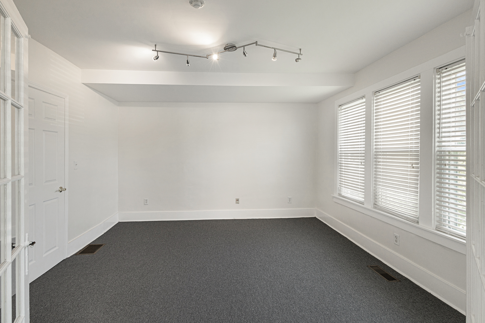 942 E State Street Property Photo 10