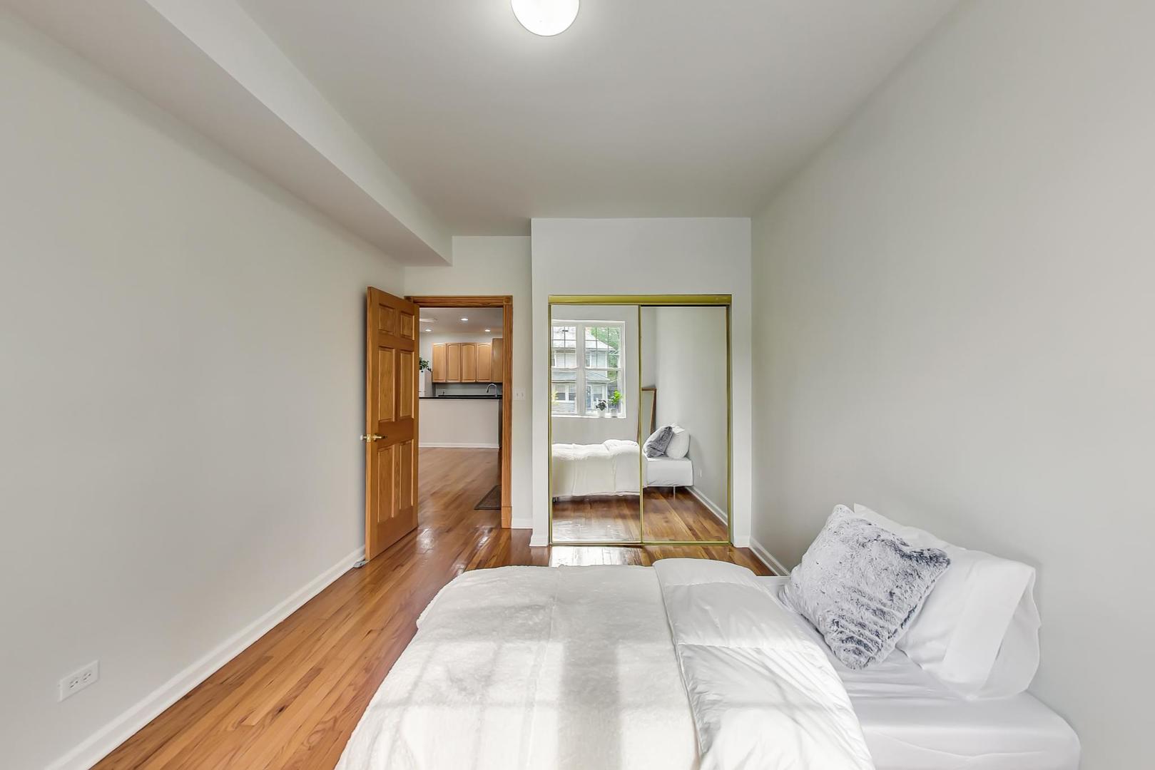 1914 W Chase Avenue 106 Property Photo 6