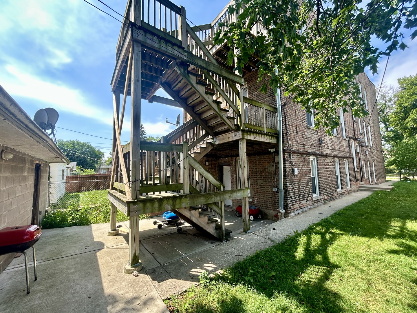 735 E 88th Street Property Photo 3