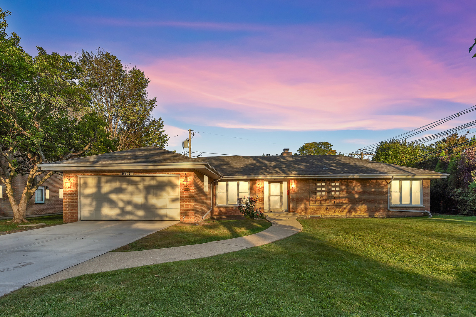 6811 N Kenneth Avenue Property Photo 1