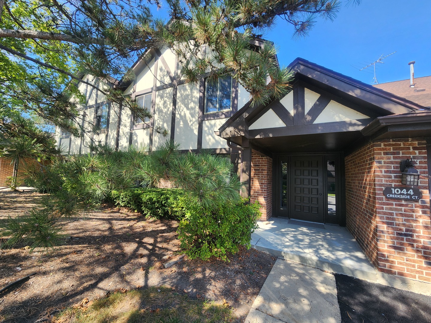 1044 Creekside Court 2b Property Photo 1