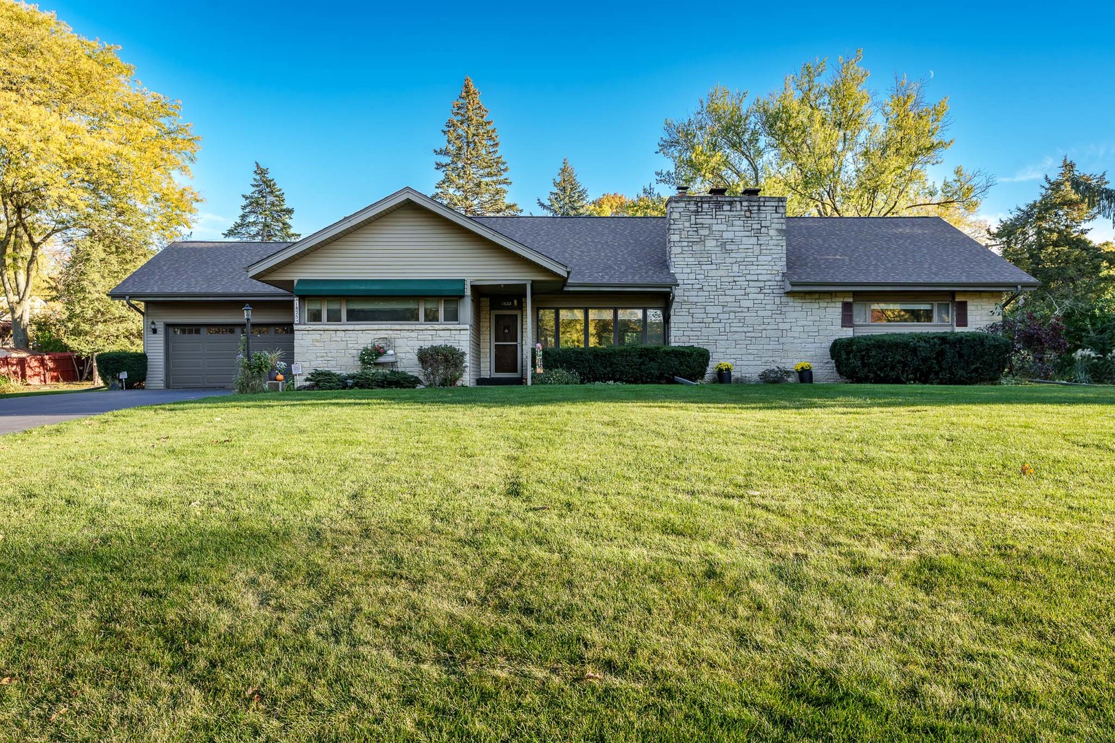 1825 Edgebrook Drive Property Photo 1