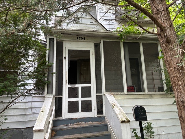 1504 W Glen Flora Avenue Property Photo 1