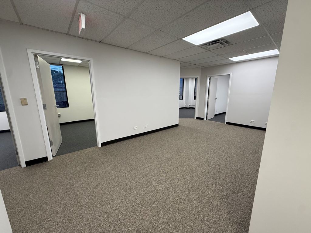 950 Skokie Boulevard Property Photo 3