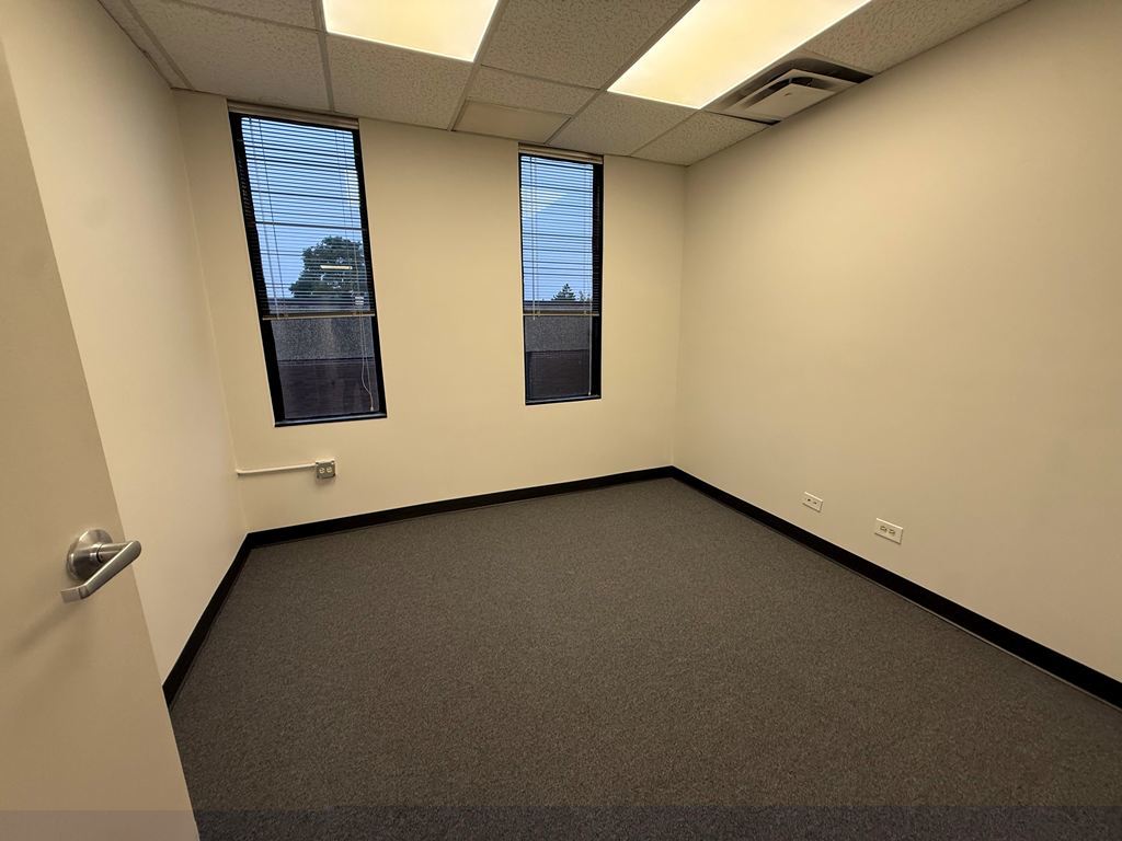 950 Skokie Boulevard Property Photo 4