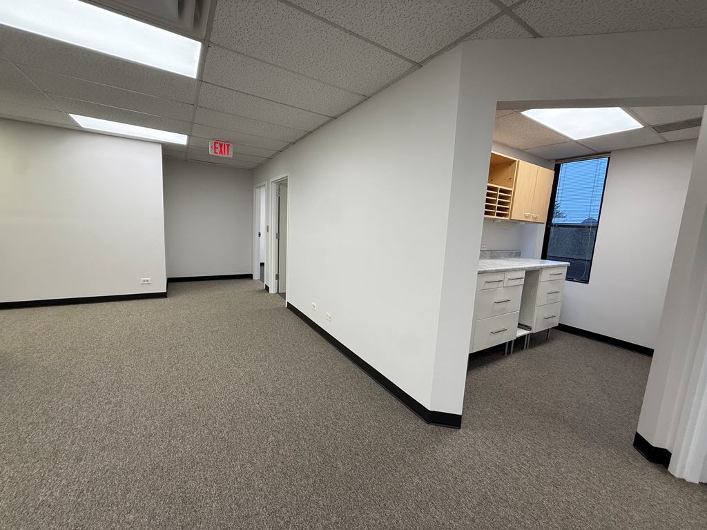 950 Skokie Boulevard Property Photo 9