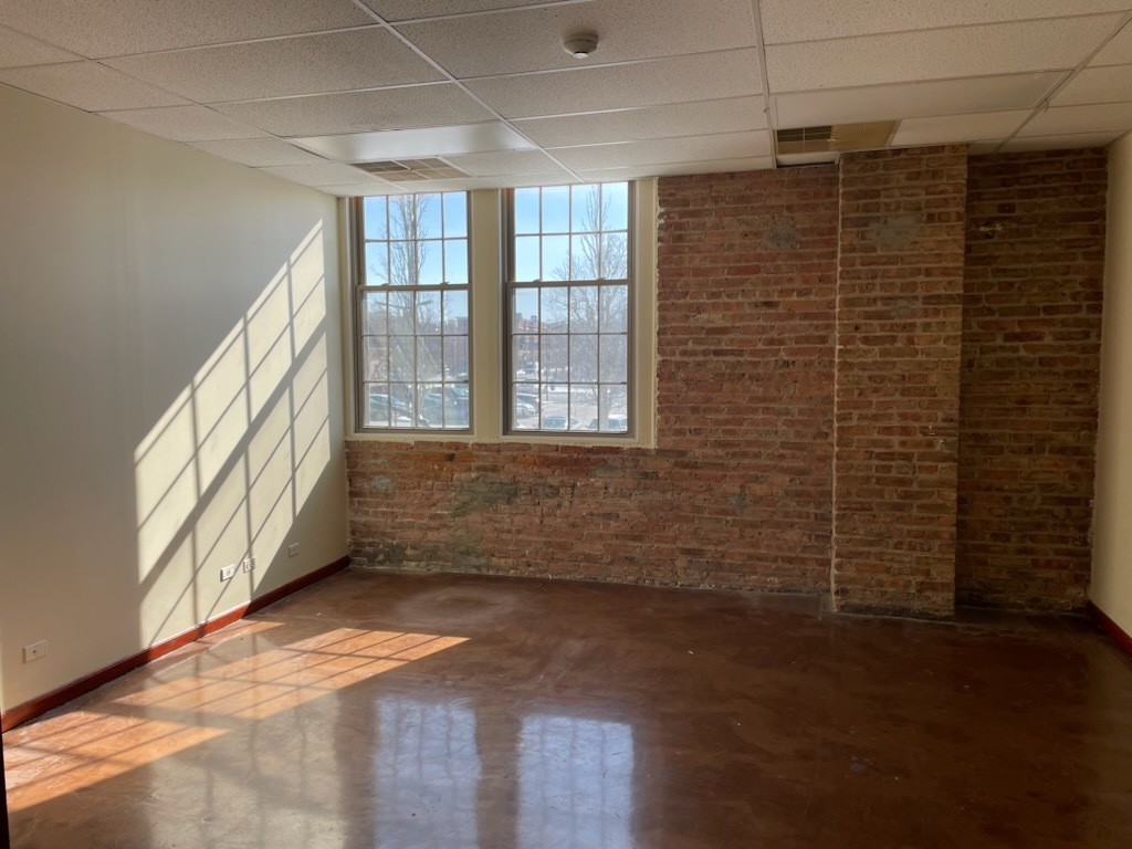 77 S Riverside Drive Property Photo 8