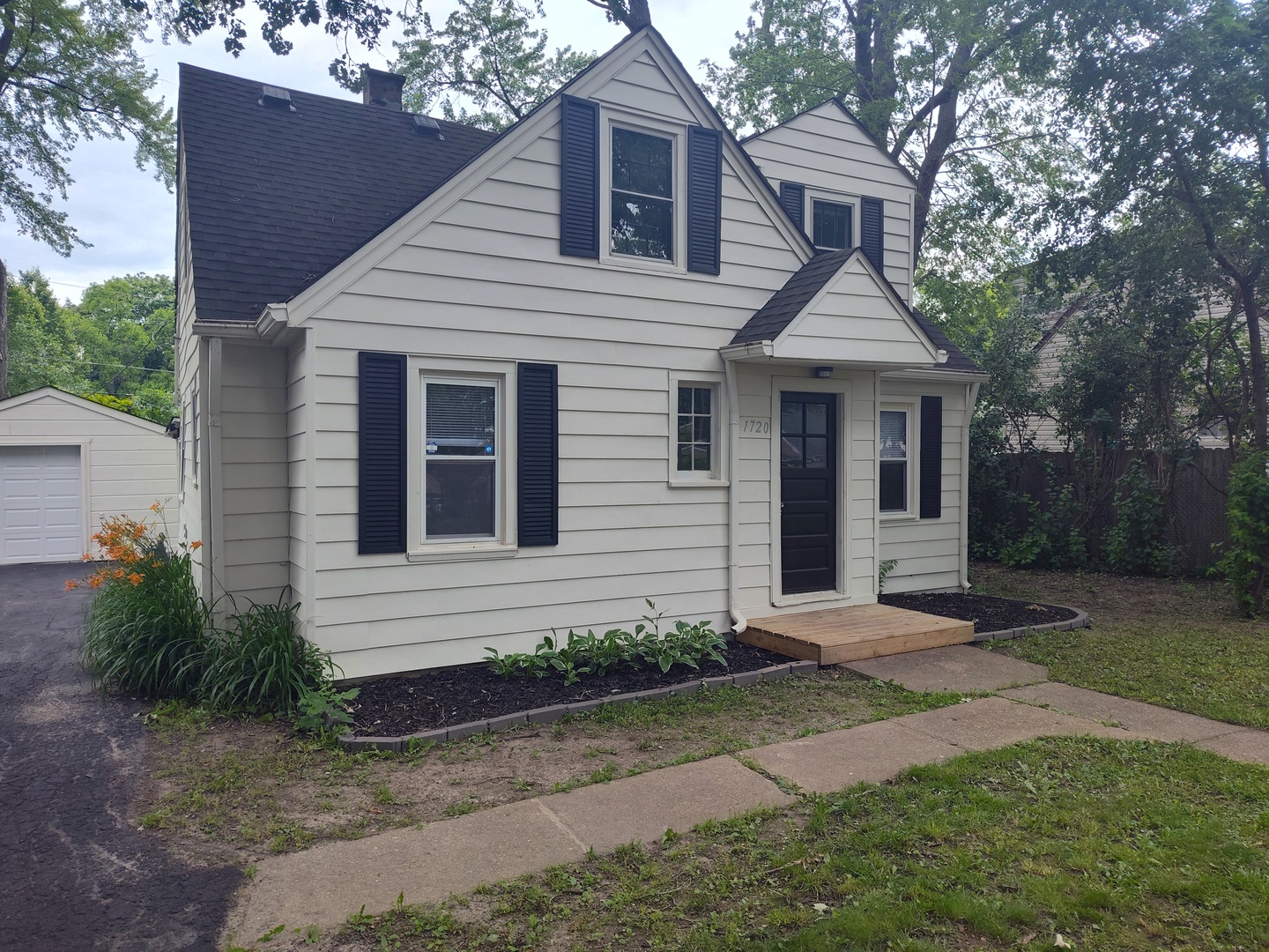 1720 Hiawatha Trail Property Photo 2