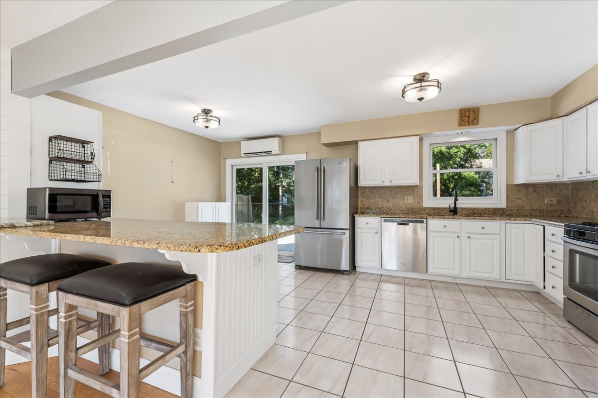 208 S River Road Property Photo 6