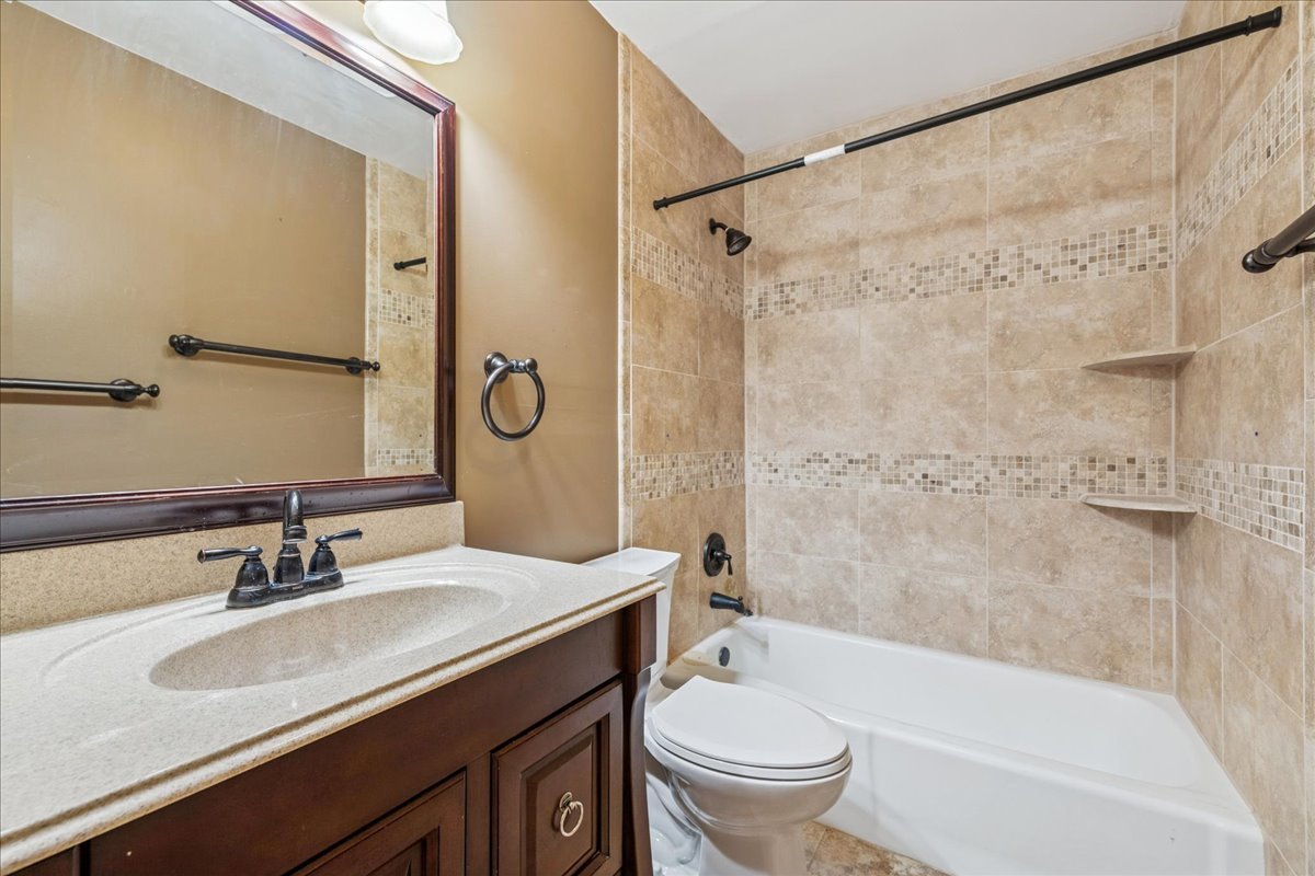 208 S River Road Property Photo 10