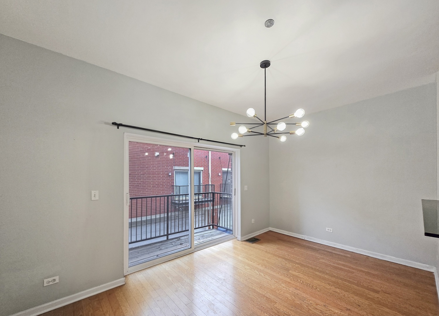 2415 W 32nd Place Property Photo 4