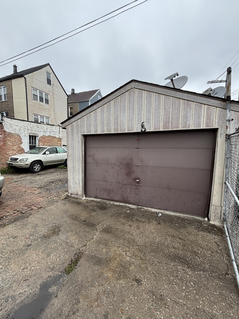 2541 S Springfield Avenue Property Photo 8